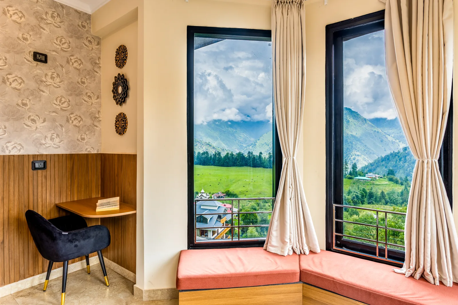 Pavilion Suite — bed, writing desk and window